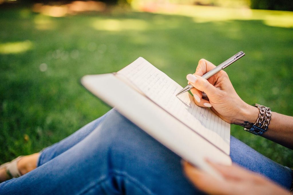 Illustratie over de echte waarde van ghostwriting met samenwerkingsconcept tussen opdrachtgever en professionele schrijver