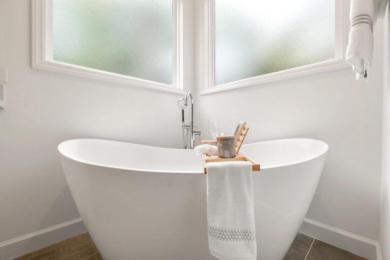 Luxe badkamer met solid surface wastafel en RVS-kranen in moderne, strakke design met naadloze afwerking